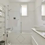La D'auteuil, 16 Habitación en casa particular